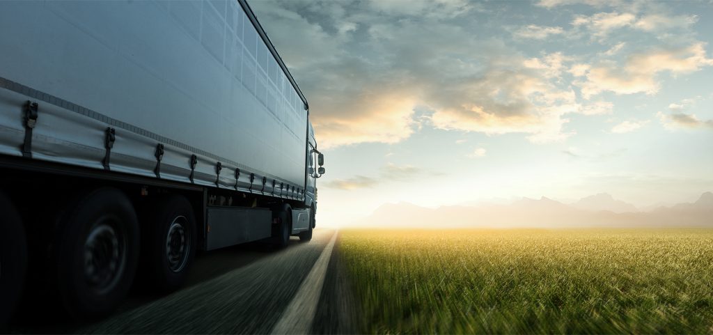 camion sur route de campagne