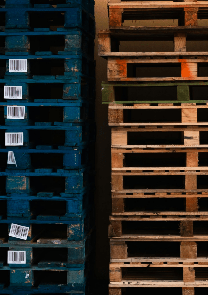 Palettes empilées dans un entrepôt logistique