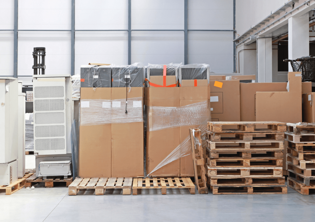 Chargement d'une palette fragile par un transporteur professionnel