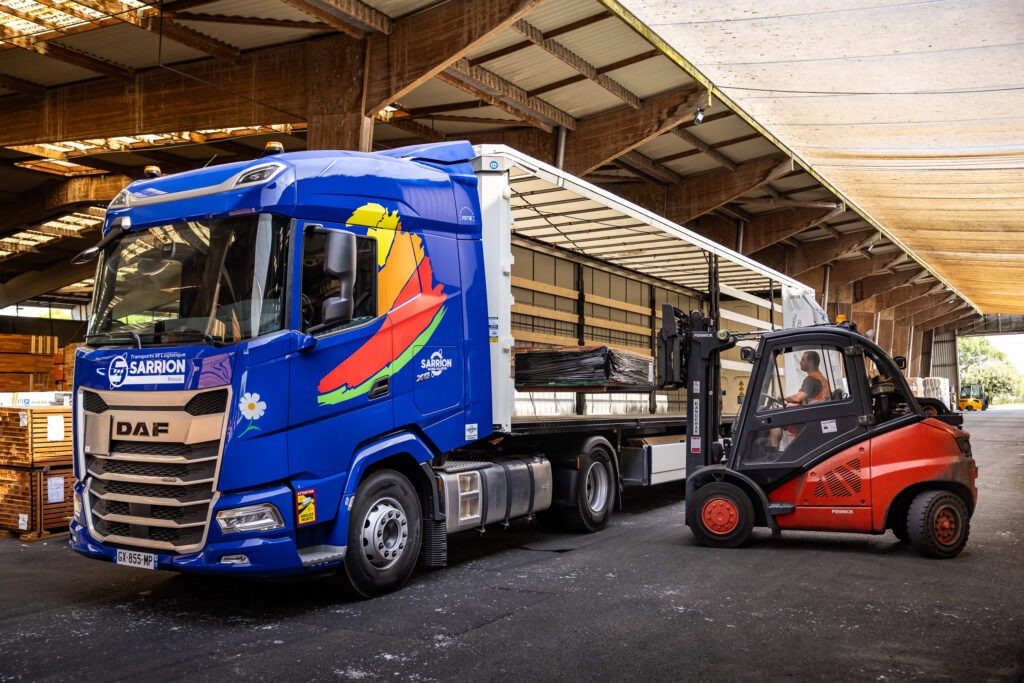Chargement d'un camion de palettes pour le transport routier